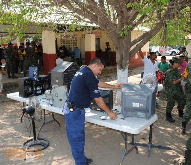En Buenavista, Coalcomán y Tepalcatepec realizan labor social
