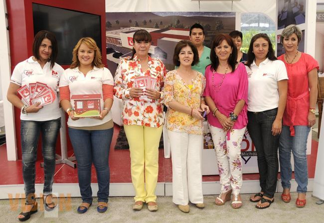 DIF Estatal recibió donativo en la final del torneo Future Tenis International “Pablo Arroyo”.