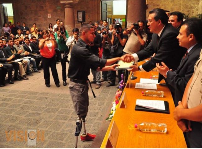 El Ayuntamiento de Morelia entrega la Presea al Mérito Juvenil 2013.