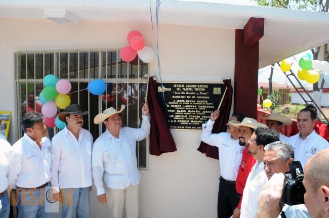 El Gobernador Jesus Reyna entrega obras sociales en Tierra Caliente
