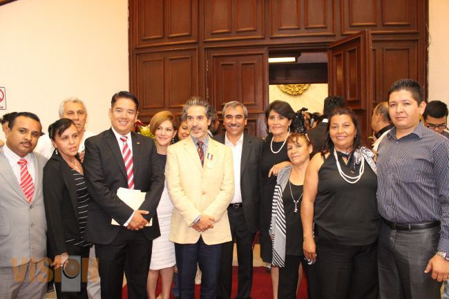 Aldo Macías reconoció la invaluable trayectoria artística del escultor Uruapense, Jorge Marín Gutié