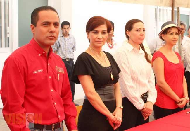 Ana Luisa Cervantes presentó al encargado de la dirección del DIF Uruapan