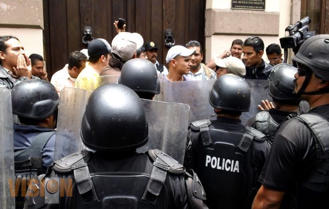 Se enfrentan diputados, manifestantes y policías
