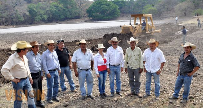 Realizan obras de alto impacto en zona rural con maquinaria pesada