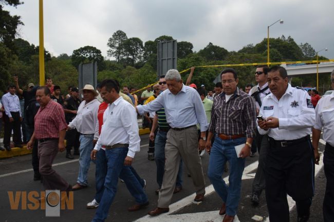 Funcionarios Estatales supervisan apoyo a los afectados por accidente carretero.
