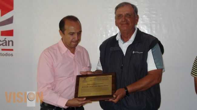 La CECUFID homenajeó al Profesor José Luis Alanís.