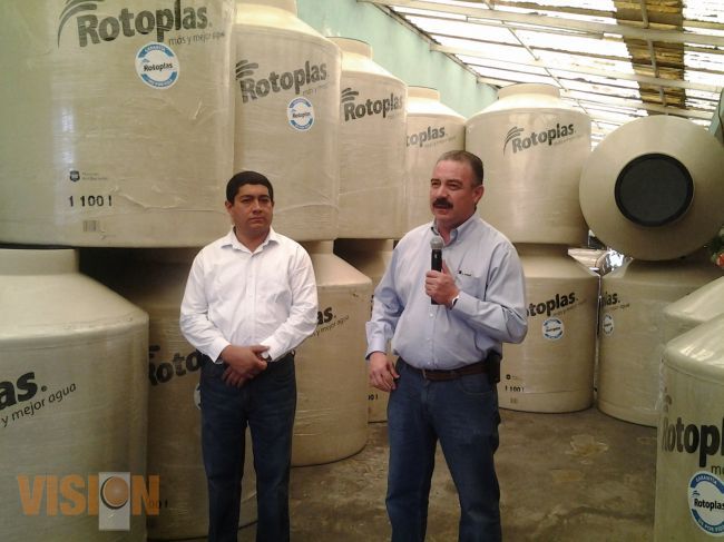 El diputado Sergio Benítez Suárez entrega apoyos