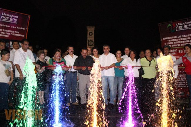 Aldo Macías inauguró dos fuentes de agua saltarina en la Plaza Mártires de Uruapan