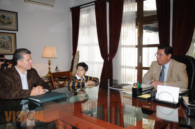 Jesús Reyna recibe al niño genio 