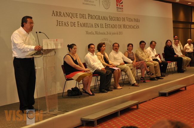 Entrega gobierno municipal seguro de vida a madres de familia 