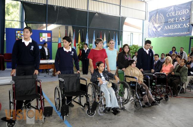 DIF Michoacán  y el Colegio de las Américas entregan sillas de ruedas. 