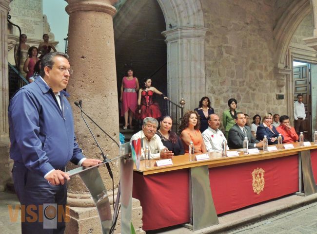 Recibieron alumnas constancias y diplomas por acreditar los cursos de capacitación de los CECADES.