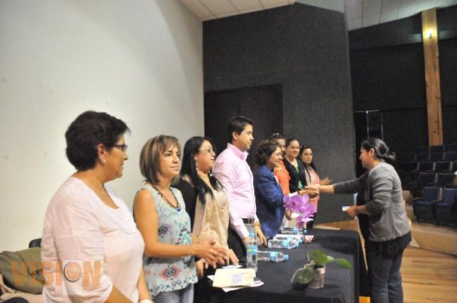 Mujeres indígenas reciben recursos para autoempleo