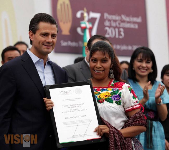 EPN entrega Premio Nacional de Cerámica 2013