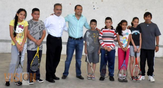 Supervisan construcción de la cancha de squash en la Unidad Deportiva