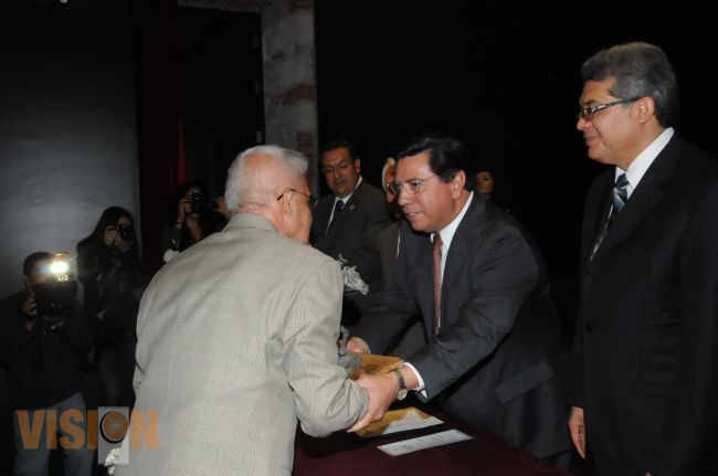 El Gobernador Jesús Reyna asiste al Aniversario de Periódico Cambio