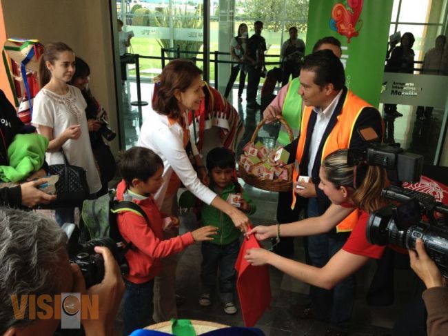 Recibe Michoacán primer vuelo directo desde Cancún