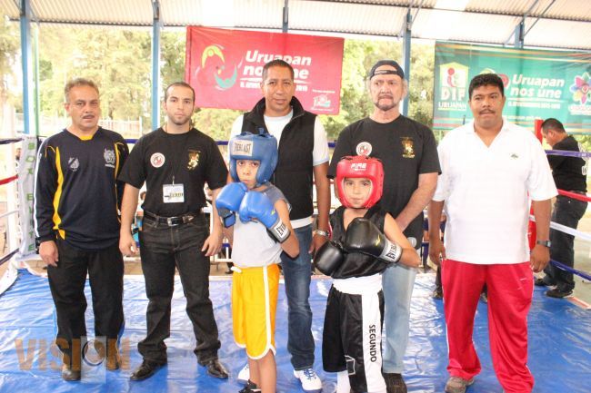 Espectacular función de boxeo se presentó en la unidad deportiva de Uruapan