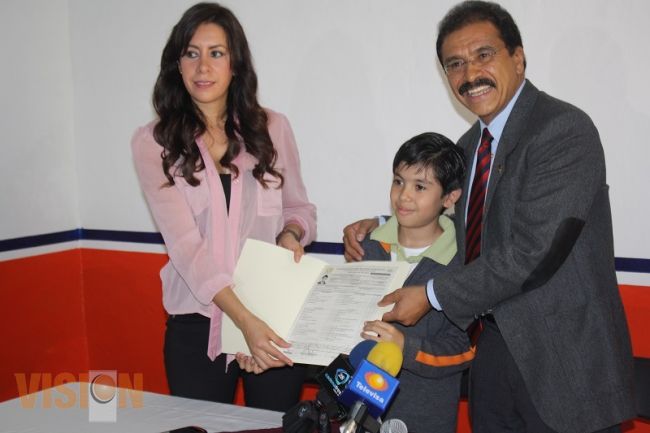 Niño genio concluye Bachillerato en el Cobaem 