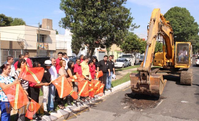Aldo Macías marcó el inicio de la pavimentación de un tramo de avenida latinoamericana