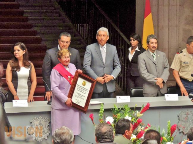 Beatriz Ontiveros recibe la presea “Amalia Solórzano Bravo”.