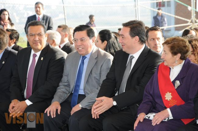 Preside gobernador Jesús Reyna colocación de ofrenda con motivo de la entrega de la Presea “Amalia