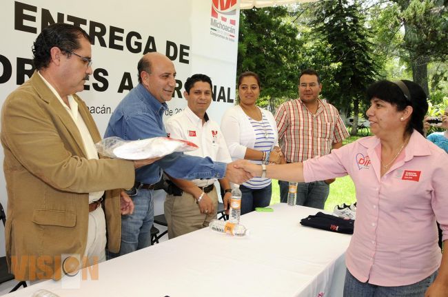 Se efectuó entrega de uniformes al personal  Del DIF Estatal.
