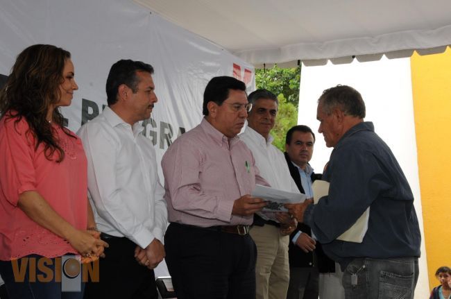 El Gobernador del Estado entregó escrituras a 425 familias en Jiquilpan.