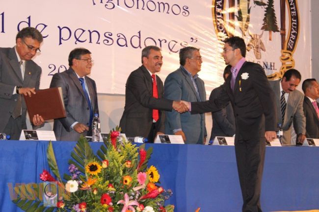 EL PRESIDENTE MUNICIPAL, ALDO MACIAS ALEJANDRES APADRINO LA GENERACION LI DE LA FACULTAD DE AGROBIO