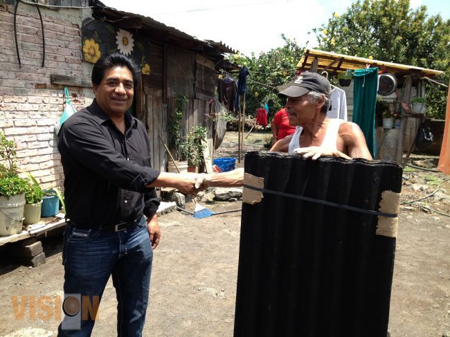 Entrega el municipio láminas a familias afectadas en la zona poniente de la ciudad.
