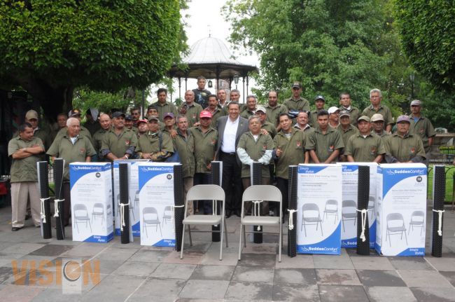 Lázaro Medina reconoce trabajo de aseadores de calzado y les entrega equipo de trabajo
