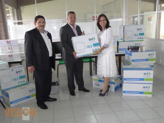 Bertin Cornejo firma escrituras para el plantel de Sahuayo.