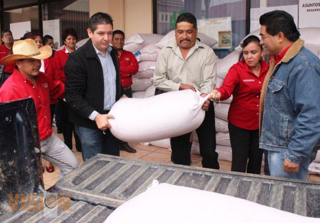 Entregan 10 toneladas de semilla de avena a 42 productores