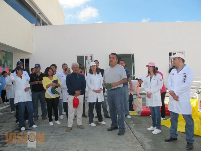 Realizan simulacro de incendio en Laboratorio Estatal de Salud Pública.
