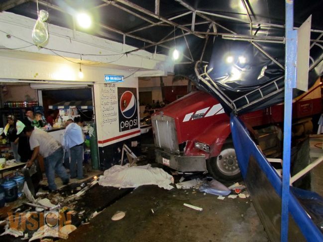Tráiler aplasta taquería; hay 1 muerto y 1 herido