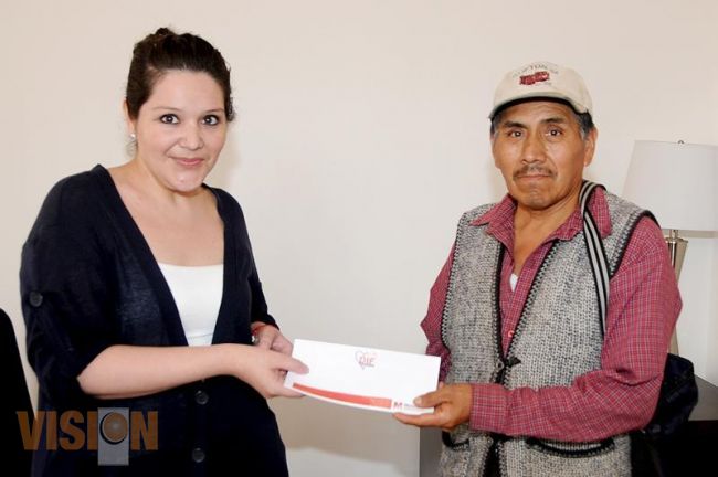 Entega DIF Estatal becas a personas con discapacidad