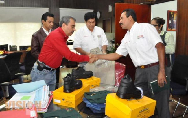 Entrega Aldo Macias Alejandres uniformes a empleados municipales sindicalizados.