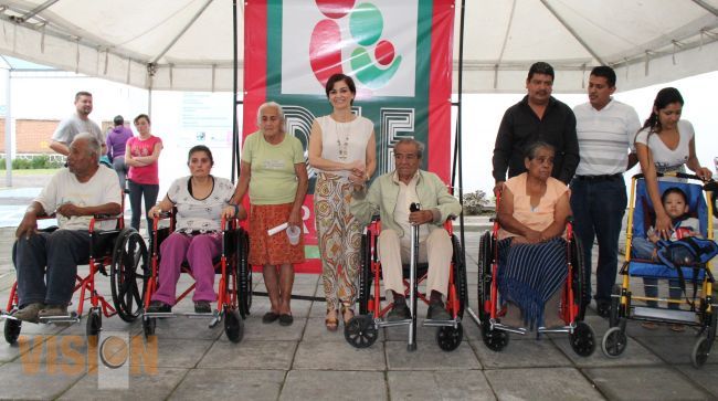 Ana Luisa Cervantes entregó cinco sillas de ruedas, entre ellas una PCI a personas de escasos recur