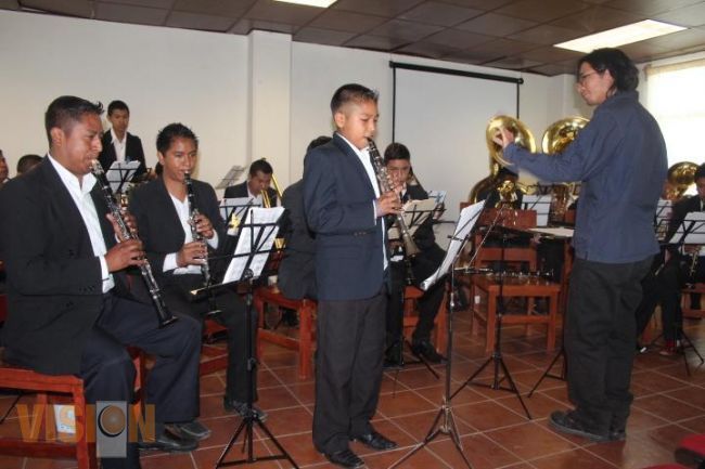 Se gradúan de la UIIM músicos tradicionales de Cheranástico. 