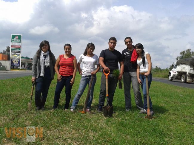 Jóvenes Altruistas Plantaron Arbolitos en el Libramiento Oriente