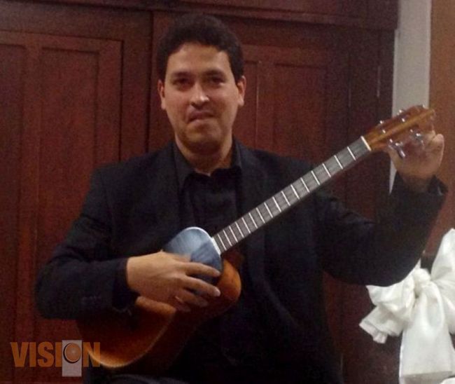 Deleita en su  concierto José Luis Lara al público uruapense