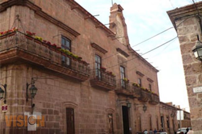 Protestan grupos de personas en el Palacio Municipal