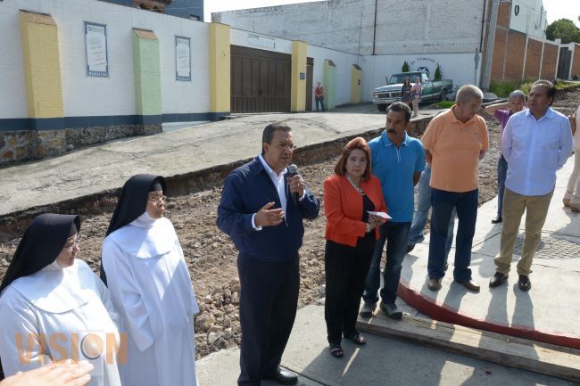 Alcalde de Morelia supervisa trabajos de repavimentación en la calle J. J. Tablada. 