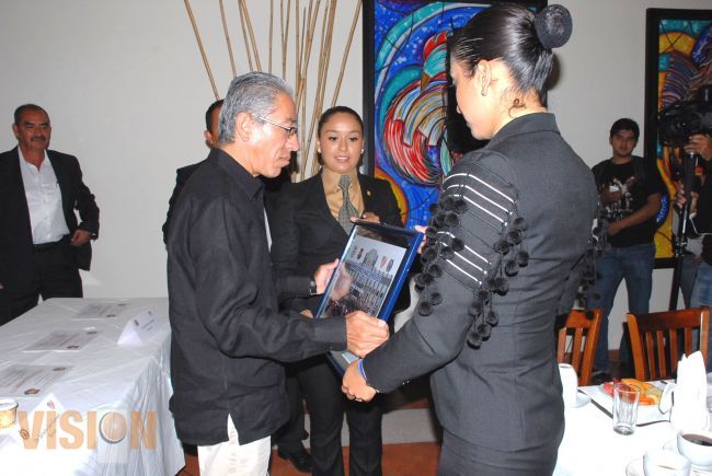 Nicolaitas reciben reconocimiento por obtener primer lugar nacional en Banda de Guerra