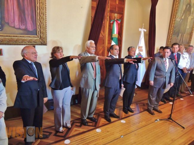 Toman posesión nuevos funcionarios del Gobierno Estatal.