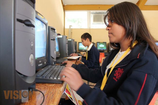 Continúa entrega de computadoras a Escuelas.