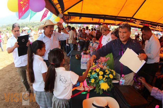 Coloca Secretario de Educación, Jesús Sierra primera piedra en Chilchota