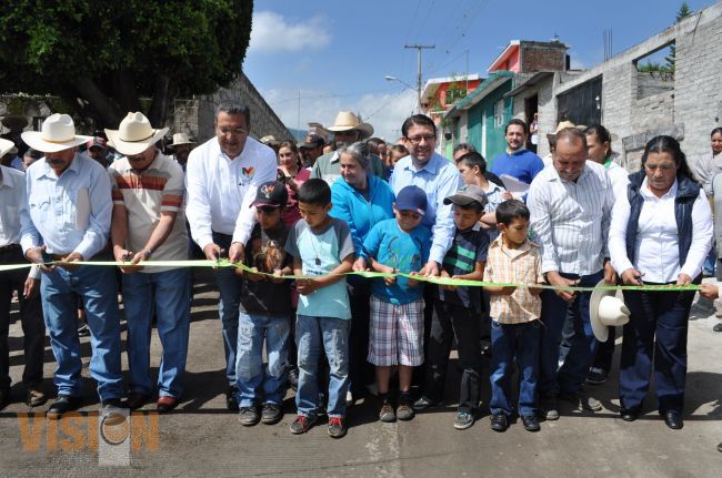 Wilfrido Lázaro Medina, inaugura obras en Chiquimitio.