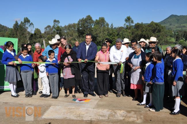 Wilfrido Lázaro Medina entrega Obras en la Tenecia de Atécuaro.