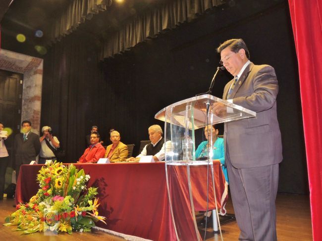 Gobernador del Estado entrega Constancias a Empleados de la UMSNH